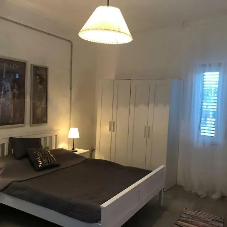 Eva Apartman *