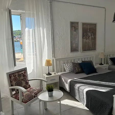 Eva Apartman *